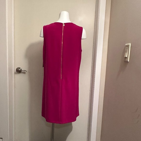 New! SLEEVELESS SCALLOP EDGE SHIFT DRESS - Picture 3 of 6